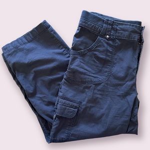 Lee Navy Blue Cargo Capris - in great condition, Y2K style